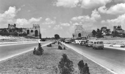 Topkapı'dan şehre giriş