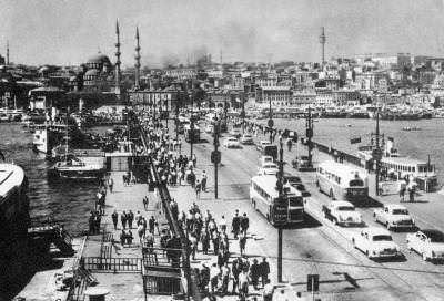 Tramvayların kalktığı ama rayların halen durduğu 1965 yılında köprü.