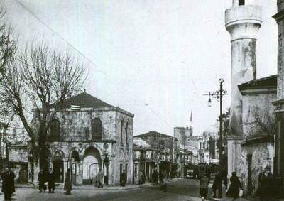 Vezneciler. Sağda Camcı Ali Camii. Solda Kuyucu Murat Paşa Külliyesi