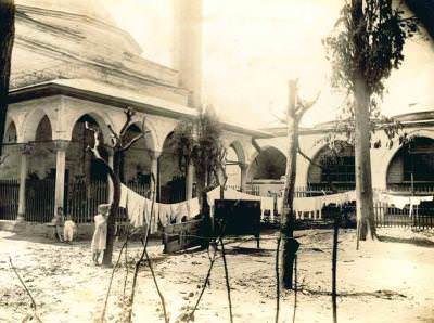 Yavuz Sultan Selim Medresesi Avlusu / Halıcılar