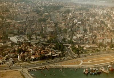 Yenikapı tren köprüsü, istasyonu ve sahilde başlatılan kısmî dolgu çalışmaları&hellip; Seneler sonra Marmaray bina kompleks inşaı için ayrılacak olan alandan, şimdilik doğu bloku ülkelerine otobüsler hareket etmekte  Akın Kurtoğlu Arşivi / 1991  