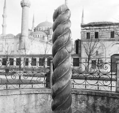 Yılanlı Sütun