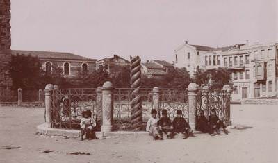 Yılanlı Sütun